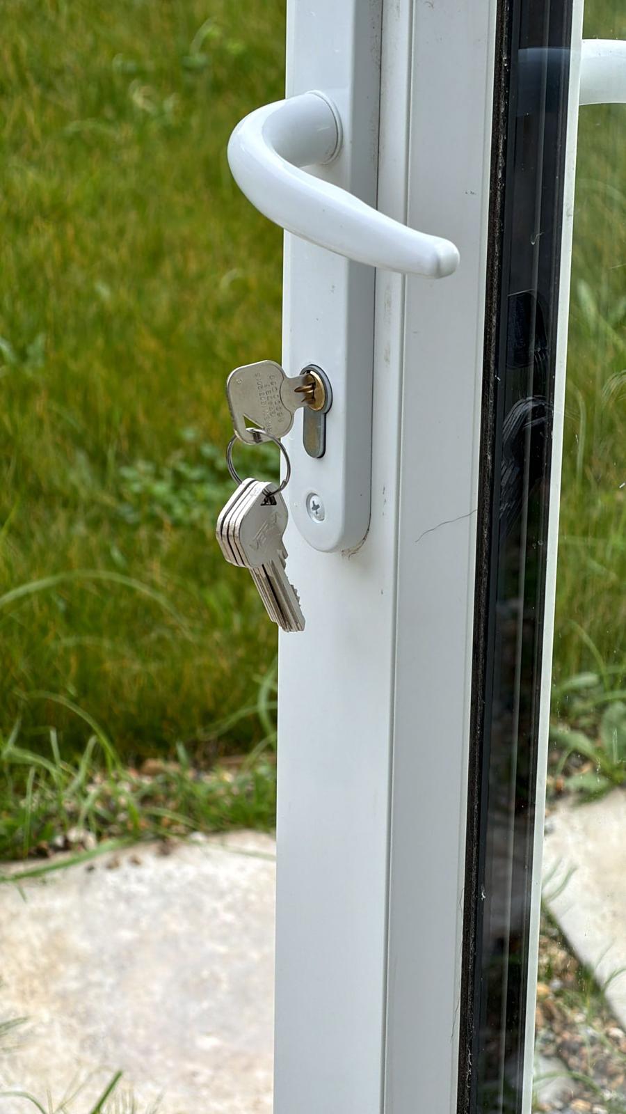 Patio door lock with a labelled set of keys